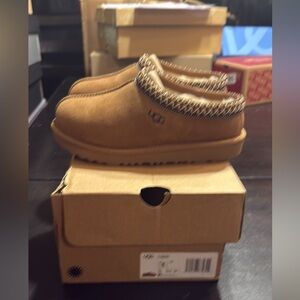 Brand new UGG Kids Tasman ll Chestnut size 1